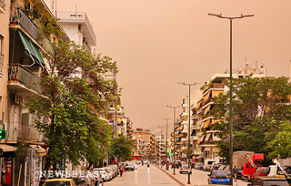 Υπνωτική ατμόσφαιρα και κόκκινος ουρανός: Οράματα από την εισβολή της αφρικανικής σκόνης στην Ελλάδα
