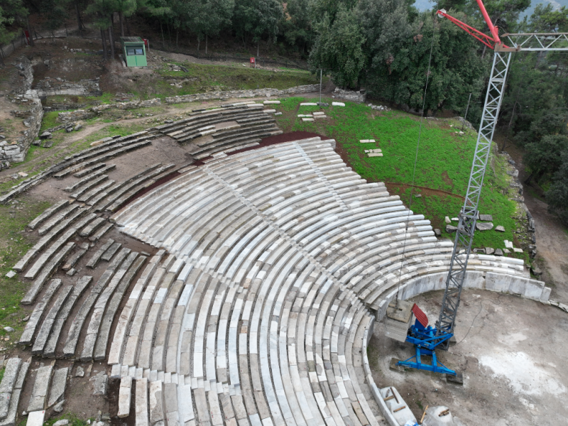 Αναστήλωση με λευκό μάρμαρο: Το αρχαίο θέατρο της Θάσου ξανανοίγει για το κοινό
