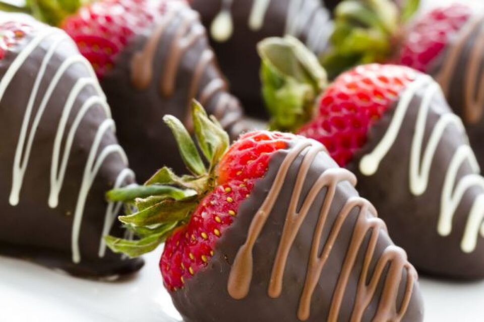 Απολαυστικές φράουλες εμποτισμένες σε λαχταριστή σοκολάτα
