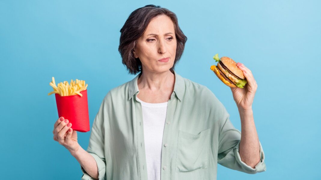 Διατροφή και εμμηνόπαυση: Ποια τρόφιμα να αποφύγετε για να μειώσετε τα συμπτώματα 
