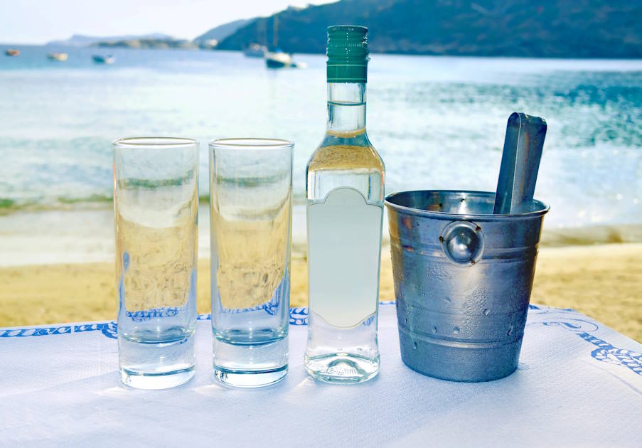 Ελληνικά ποτά: Τέσσερα μοναδικά και αυθεντικά ποτά που κερδίζουν τον κόσμο!
