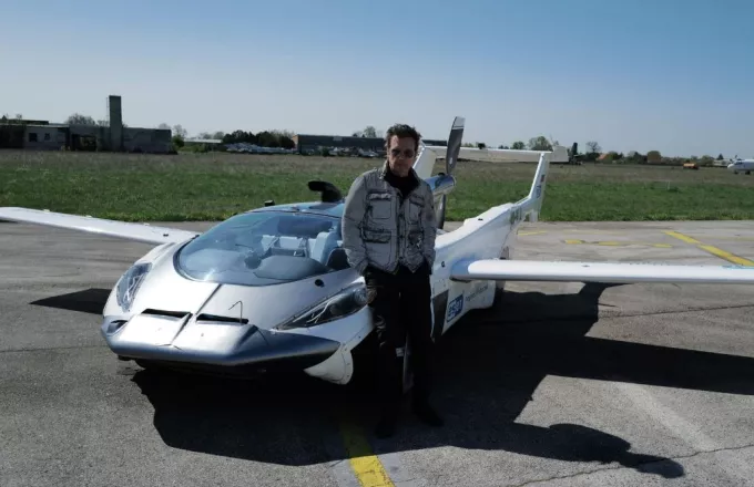 Επαναστατική εξέλιξη στα μεταφορικά μέσα: Ο Γάλλος μουσικός Ζαν Μισέλ Ζαρ οδήγησε το πρώτο ιπτάμενο αυτοκίνητο
