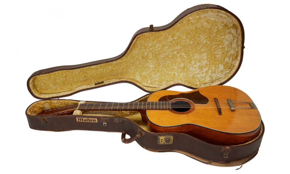 Η επανεμφάνιση της θρυλικής κιθάρας του Τζον Λένον και άλλα αναμνηστικά σε δημοπρασία"
