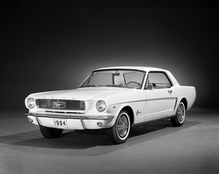 Η Ford Mustang γιορτάζει 60 χρόνια ζωής - Ένα φαινομενικά αιώνιο αγαπημένο σε πάνω από 10 εκατομμύρια αυτοκίνητα, που κέρδισε ρόλους σε 5.000 ταινίες
