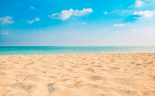 Νέα τάξη στις παραλίες της Ελλάδας: Ανακοινώθηκαν οι 198 παραλίες που απαγορεύονται οι ομπρέλες και οι ξαπλώστρες 
