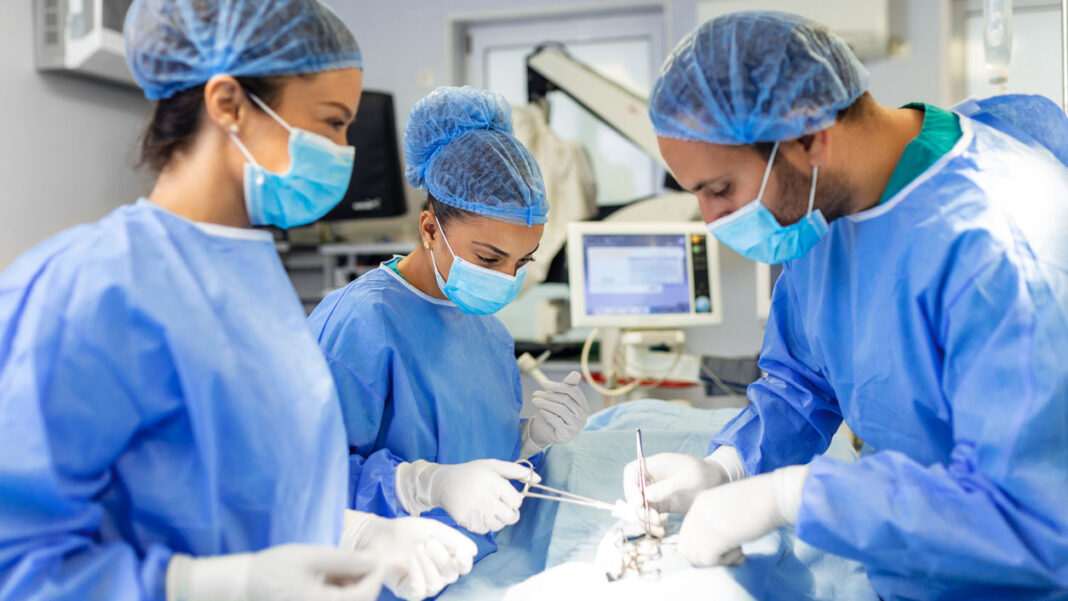 Νέες εξελίξεις στην καρδιοχειρουργική: Η επανάσταση της ελάχιστα επεμβατικής τεχνικής 
