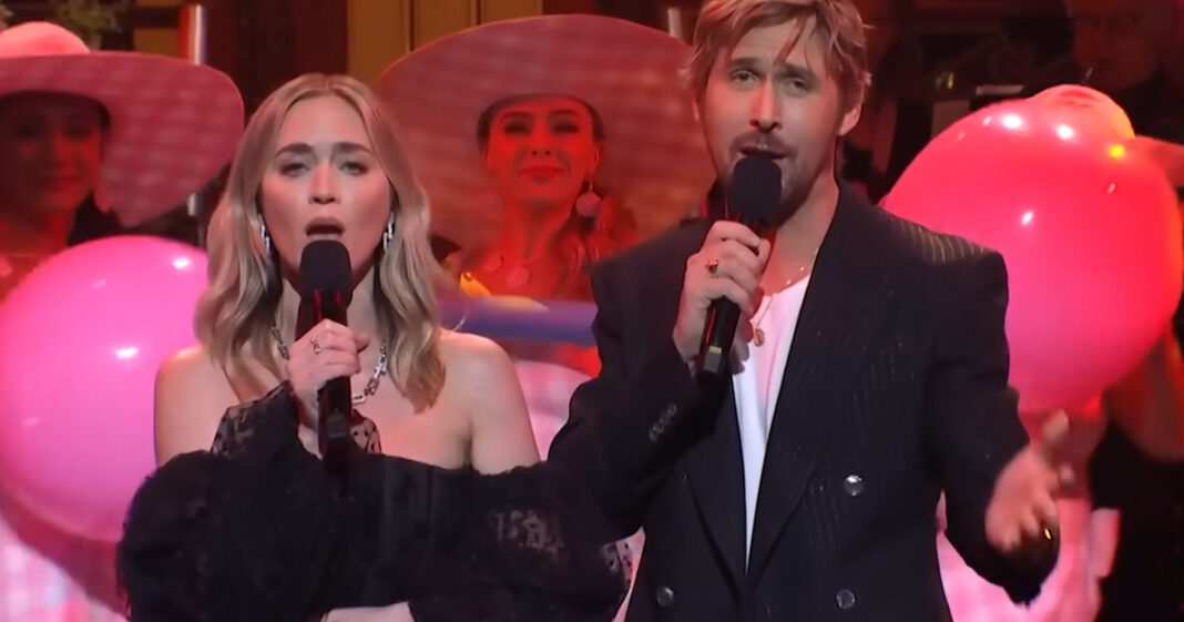 Ο Ράιαν Γκόσλινγκ και η Έμιλι Μπλαντ ξεσήκωσαν το κοινό με την ερμηνεία τους στο τραγούδι της Τέιλορ Σουίφτ, στο γνωστό σόου «Saturday Night Live».
