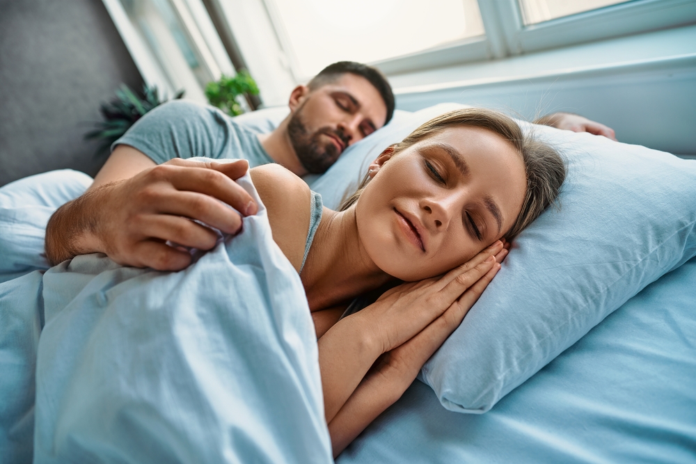 Οι γυναίκες κοιμούνται καλύτερα από τους άνδρες και ο λόγος είναι...
