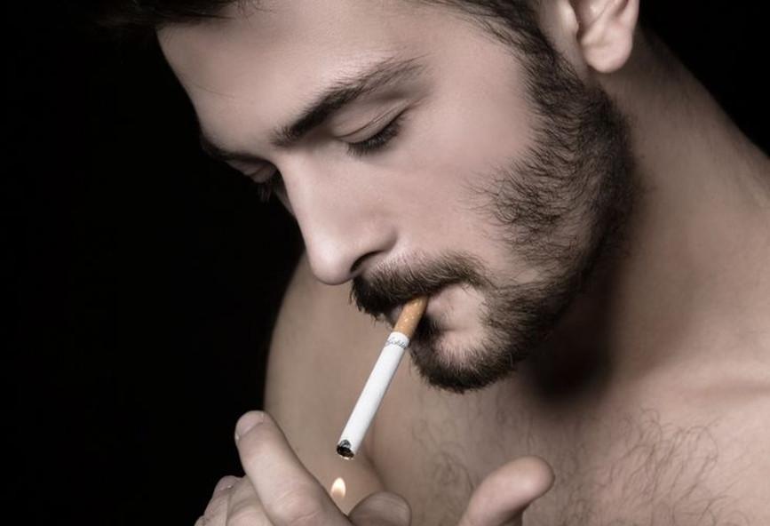 Ποια είναι η ασθένεια που προκαλεί τους καπνιστές να ανάψουν το πρώτο τσιγάρο της ημέρας μόλις ξυπνήσουν
