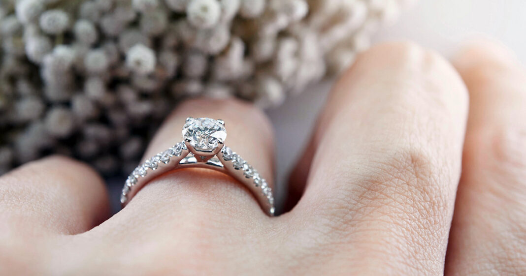 Απίστευτη ευρεία για μια γυναίκα που αγόρασε ένα δαχτυλίδι με μόλις 5,5 λίρες και ανακάλυψε ότι περιείχε πολύτιμο διαμάντι!
