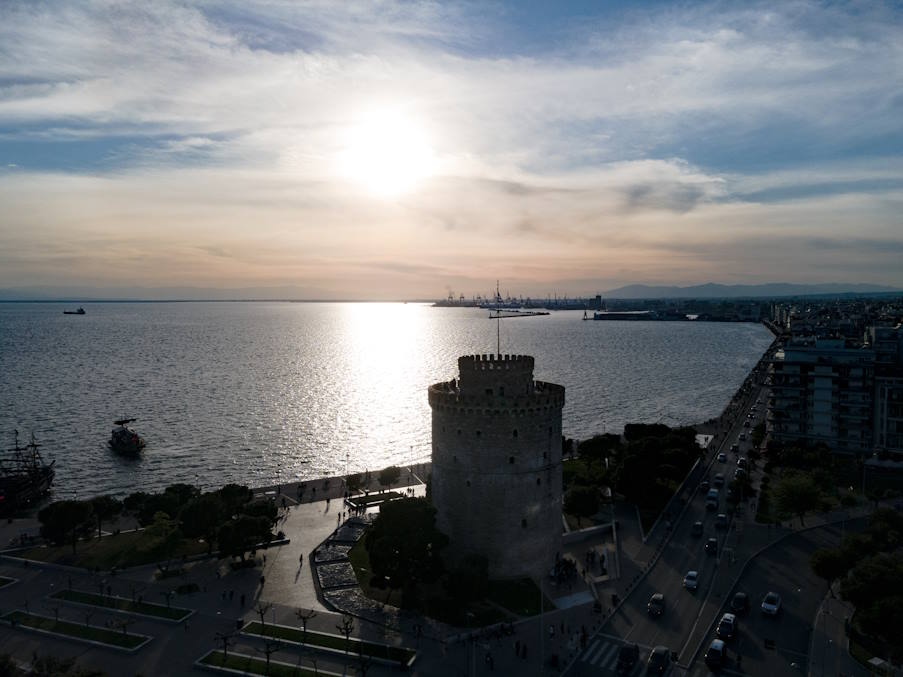 Ο Λευκός Πύργος της Θεσσαλονίκης: Η εμβληματική πύργος που μαγεύει τους επισκέπτες της πόλης
