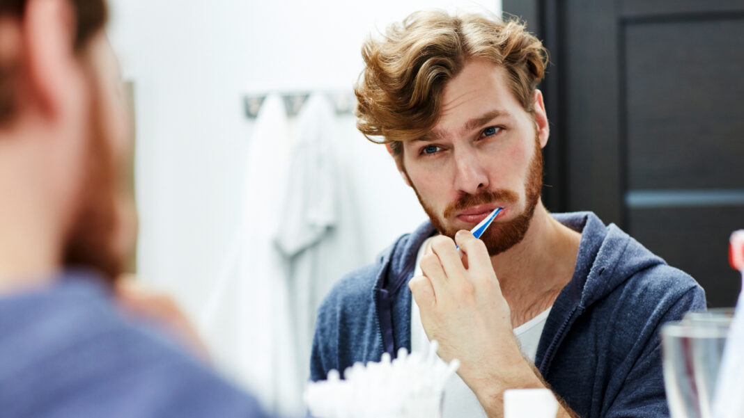 Ο νέος κίνδυνος που διατρέχουν όσοι αμελούν να καθαρίζουν τα δόντια τους
